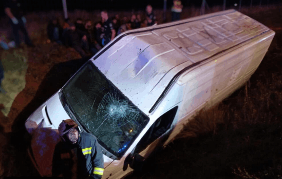 SRBIN U MAĐARSKOJ BEŽAO OD POLICIJE SA 27 MIGRANATA U KOMBIJU: Sleteo u jarak, preti mu 15 GODINA ROBIJE! 